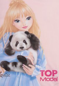 Il design grafico presenta una ragazza con lunghi capelli biondi che tiene un panda. Indossa una maglia di colore blu chiaro. Il testo dice "TOP Model" in strass rosa.