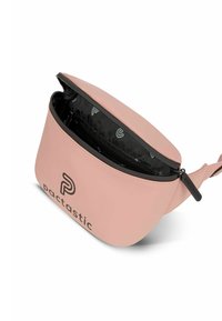 Roze synthetische heuptas met een ritsopening, voorzien van een zwart interieur en een logo op de voorkant. Compact, gladde textuur.