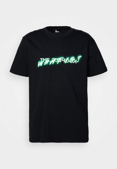 Sort bomulds T-shirt med fed grøn og hvid grafisk tekst, der står "Hvad er?" på forsiden. Rund hals og korte ærmer.