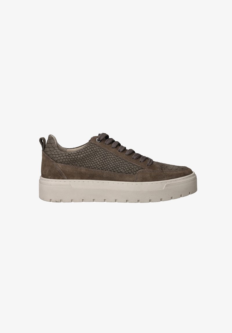 Bruine suède sneakers met een gestructureerd slangenpatroon, grijze veters en een dikke witte rubberen zool. Rond de neus en een trekband bij de hiel.