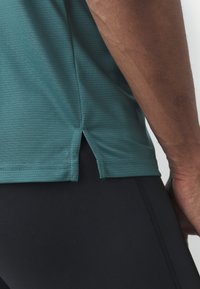 New Balance ESSENTIALS - T-skjorte til trening - new spruce