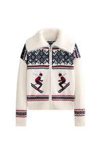 Kremowy sweter z zamkiem błyskawicznym, zdobiony motywem narciarskim i geometrycznymi wzorami w granacie i czerwieni. Gruby splot dzianiny z miękkim kołnierzem.