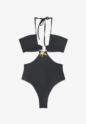 Costume intero nero con fianchi ritagliati, laccetti al collo, maniche a sbuffo e ornamento a forma di stella marina dorata al centro davanti.