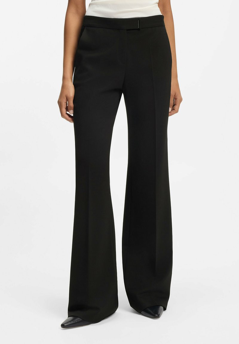 Sorte, vide bukser lavet af glat stof med en skræddersyet pasform, der har en flad front, bæltestropper og rene pressefolder langs benene.