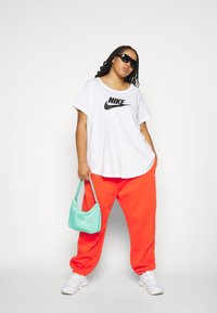 Nike Sportswear CLUB TEE - Marškinėliai su spaudiniu - white