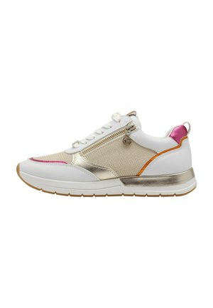 Białe sneakersy z metalicznymi złotymi akcentami, różowym detalem na pięcie i siateczkowymi panelami bocznymi. Posiadają zamek błyskawiczny po boku i teksturowany design. Gumowa podeszwa.