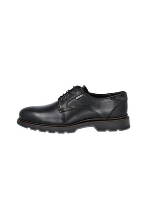 Zapato de vestir masculino de cuero negro con cordones, suela gruesa de goma y pequeña etiqueta con logo en el lateral, sobre fondo blanco.