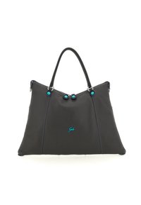 Borsa tote in pelle nera con texture, doppio manico superiore, bottoni con accenti blu e cuciture a contrasto blu. Presenta un logo sulla parte anteriore.