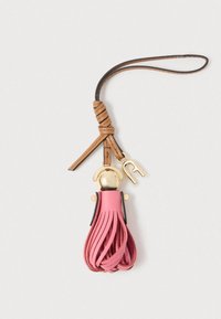 Rozā ādas taustiņu piekariņš ar metāliski zelta augšdaļu un akcentiem, pievienots brūnai auklai ar mezgla detaļu un metāla logotipa piekariņu.