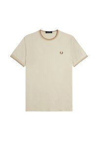 Camiseta de algodón beige con mangas cortas, cuello marrón acanalado y pequeño logotipo bordado en el pecho. Diseño plano, ajuste casual.