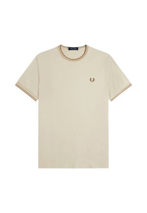 Camiseta de algodón beige con mangas cortas, cuello marrón acanalado y pequeño logotipo bordado en el pecho. Diseño plano, ajuste casual.