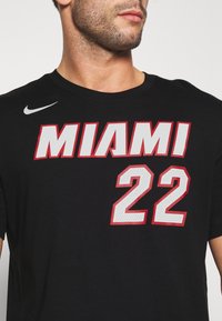 Nike Performance NBA JIMMY BUTLER MIAMI HEAT NAME & NUMBER TEE - Klubu apģērbs - black