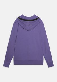 Hoodie violet avec des accents noirs sur la capuche, offrant une coupe décontractée, des manches longues et des poignets côtelés. Texture lisse sans motifs.