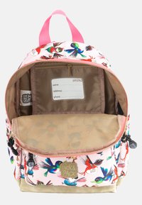Multicolor rugzak met een patroon van roze vogels. Voorzien van een voorvak, een ritssluiting en een stoffen binnenvoering met een ID-tag.