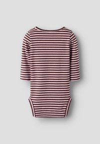 Bodystocking w paski dla niemowląt z rękawami o długości trzech ćwierć, z naprzemiennie ciemno-bordowymi i jasnoróżowymi paskami, wykonany z miękkiej bawełny.