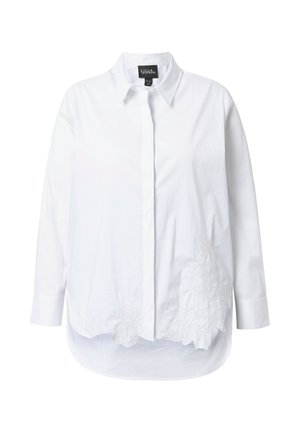 Chemise blanche à boutons avec manches longues, ornée d'une broderie florale sur le bas à gauche. Fabriquée dans un tissu léger avec une légère brillance.