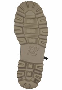 Suola della scarpa realizzata in materiale gommoso beige con una superficie testurizzata, profondi modelli di scolpitura e logo "pg" stampato per la trazione.