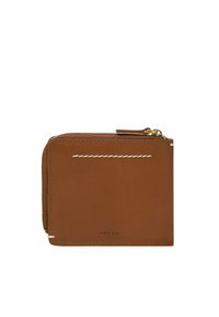 Portefeuille en cuir marron avec un compartiment zippé, coutures blanches et logo gaufré. Forme rectangulaire compacte, texture lisse et design durable.