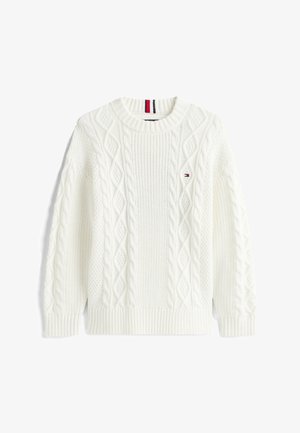 Biały sweter o splocie warkoczowym z prążkowanymi mankietami i dolnym wykończeniem, zdobiony teksturowanymi wzorami i małą naszywką z logo z przodu.