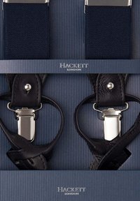 Marineblaue elastische Hosenträger mit Lederakzenten und silbernen Clips, präsentiert in einer blau gestreiften Box. Mit der Marke "Hackett London."