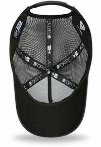 Svart keps med en strukturerad front, nätbak och en böjd skärm. Inuti har den varumärkesetiketter och en åtsittande design.