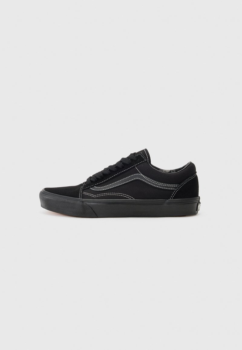 Czarne sneakersy z nubuku i płótna, okrągłym noskiem, czarnymi sznurowadłami, białymi akcentami w strefie przeszyć i gumową podeszwą.