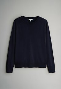 Námořnický modrý pletený svetr s dlouhými raglánovými rukávy, žebrovaným výstřihem a lemem, hladkou strukturou a minimalistickým designem.