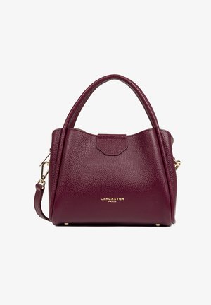 Borsa a mano in pelle borgogna con finitura testurizzata, doppio manico rotondo, tracolla rimovibile e dettagli in oro. Presenta il logo del marchio sul davanti.