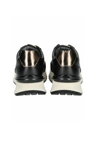 Schwarze Sneaker mit metallischen Akzenten und strukturiertem Finish, ausgestattet mit einer weißen Zwischensohle und Gummiaußensohle, entworfen für Komfort und Unterstützung.