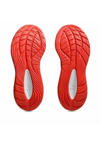 Semelles de chaussures en caoutchouc rouge avec un motif texturé en zigzag et un accent ovale blanc. Bords inclinés et rainures pour une meilleure adhérence et flexibilité.