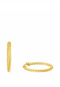 Pendientes de aro de oro con un diseño retorcido. Superficie gruesa y brillante con cierre de gancho. Una textura suave complementa el patrón trenzado.