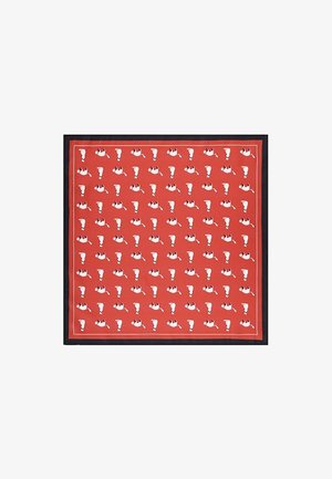 Czerwona chusta w kwadratowym kształcie z powtarzającym się białym wzorem. Ma czarną ramkę, gładką teksturę i lekki wygląd materiału.