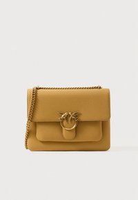 Sárga bőrtáska láncos pánttal, elején lehajtóval és díszes aranyszínű gyűrűvel, két madár motívummal.