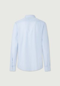Chemise bleue claire à carreaux avec manches longues et poignets à un seul bouton. Elle présente un col classique et un pli au dos.