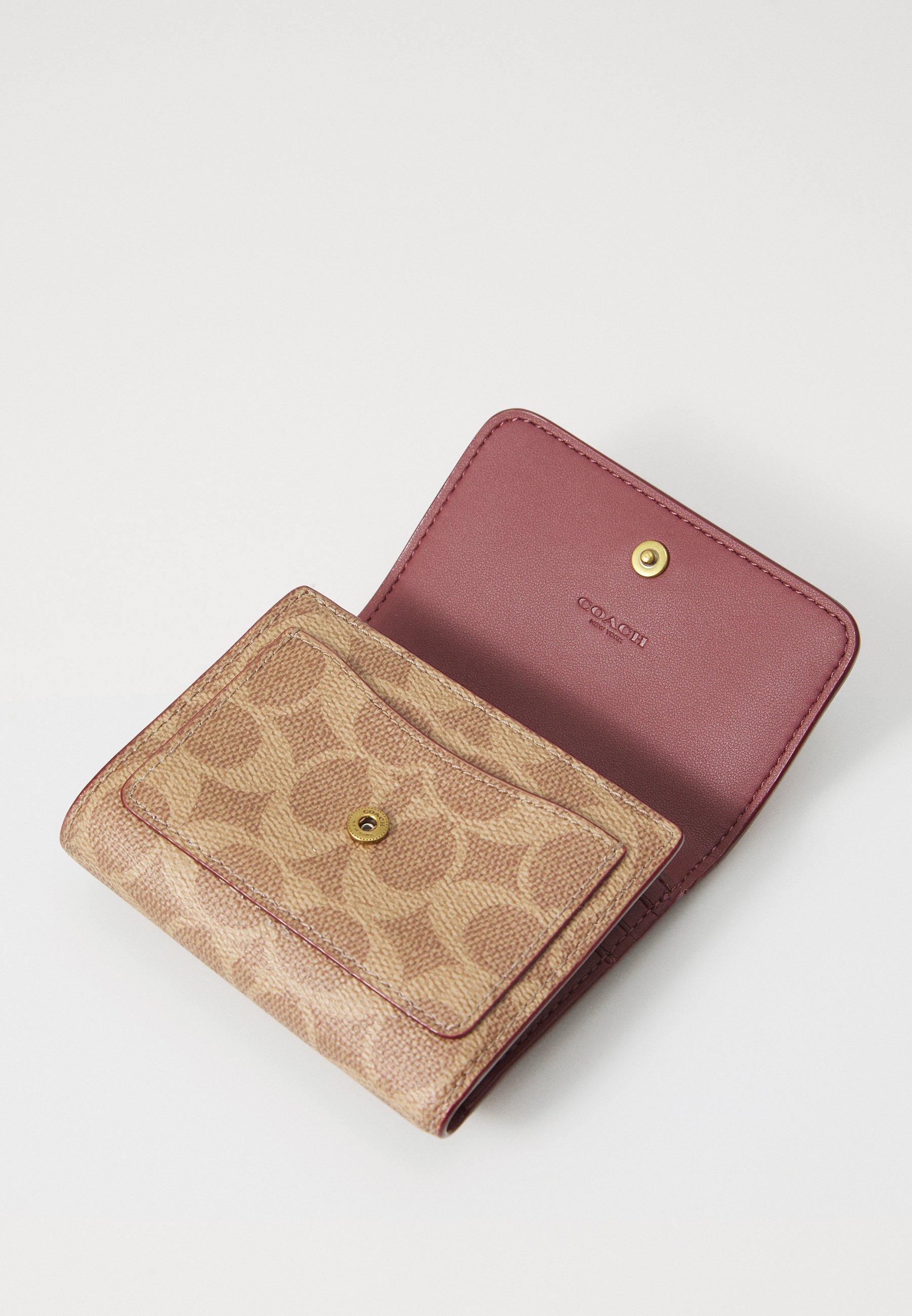 ★Coach★ Mila Small Flap Wallet CAT57 B4AWV Mila Small Flap Wallet With Horse And Carriage Print