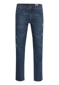 Jeans de mezclilla azul oscuro con un corte recto, detalles desgastados, costuras visibles, cinco bolsillos y cierre de botón.