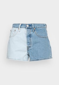 Denim shorts dengan desain dua warna, menampilkan satu kaki biru muda dan satu kaki biru sedang, tombol depan, dan saku di masing-masing sisi.
