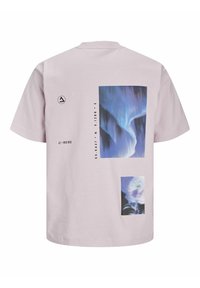 Ljusrosa bomulls-T-shirt med två blåa och svarta grafiska tryck, med text och symboler tryckta i svart på baksidan.