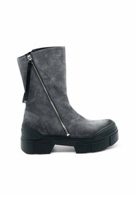 Bottine en suède gris avec une semelle épaisse noire, dotée d'une fermeture éclair sur le côté et d'une finition texturée. Design robuste avec une silhouette moderne.