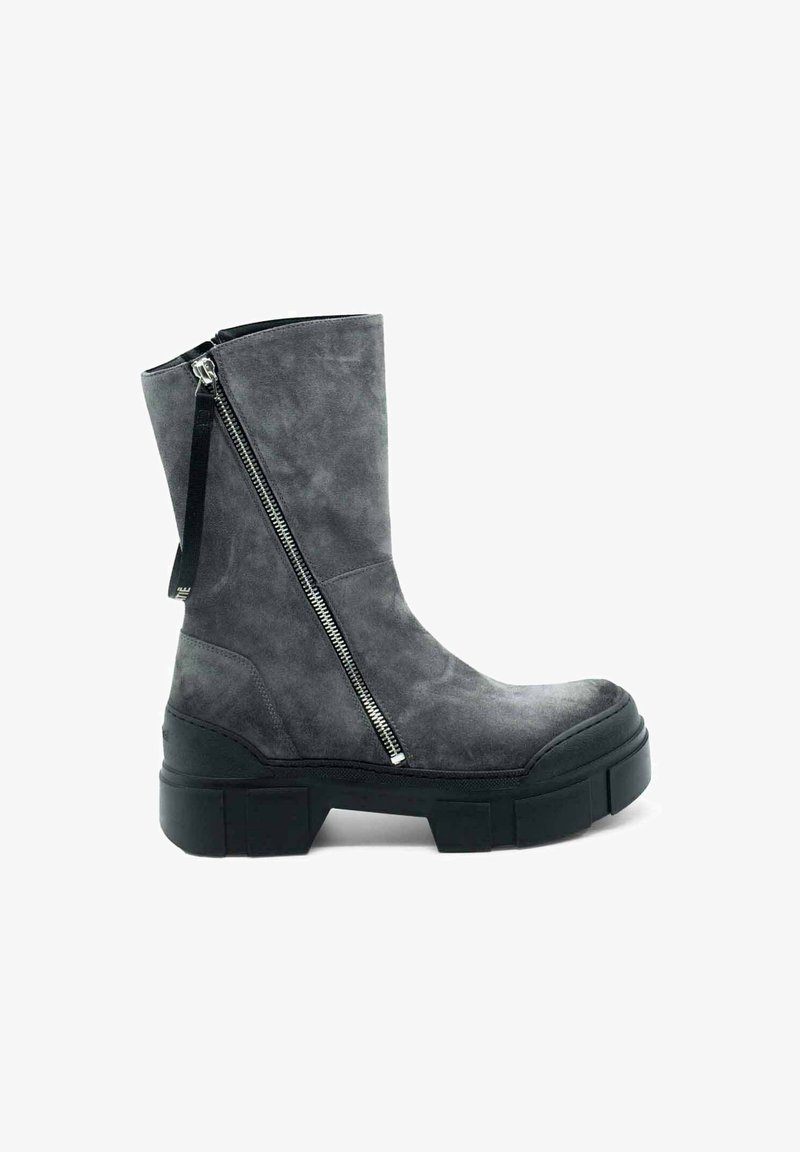 Bottine en suède gris avec une semelle épaisse noire, dotée d'une fermeture éclair sur le côté et d'une finition texturée. Design robuste avec une silhouette moderne.