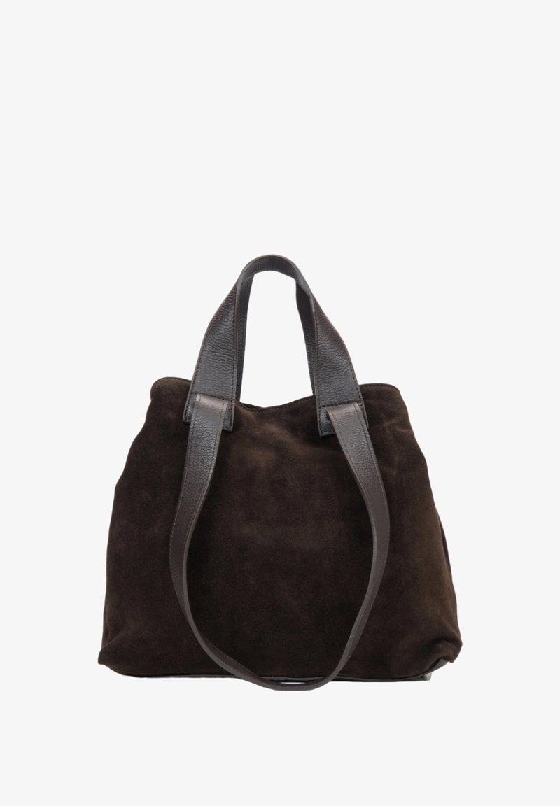 Bruine suède tote bag met donkere leren handvatten, met een zachte textuur en een eenvoudig, onopvallend ontwerp. Ideaal voor dagelijks gebruik.