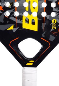 Padel racket met een zwart oppervlak en abstracte grijze, oranje en gele ontwerpen. Het heeft een zachte EVA-kern, een gestructureerde afwerking en een witte greep.