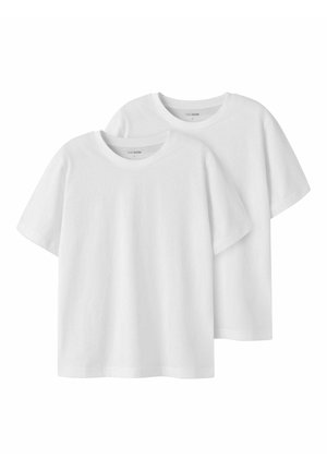 Dve enostavni beli bombažni majici. Imata okrogli izrez, kratke rokave in sproščen kroj. Tkanina je videti gladka in lahka.