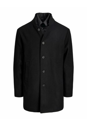 Czarny płaszcz męski o średniej długości, z pięcioma guzikami, stójką, kieszeniami bocznymi oraz pikowanym podszyciem widocznym przy szyi.