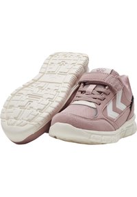 Helle rosa Sportschuhe mit Obermaterial aus Wildleder und Mesh, weißen Akzenten und verstellbarem Riemen. Texturierte Gummisohle für Traktion.