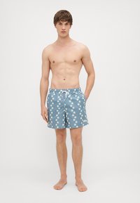 Zili zili peldkostīmi ar zilu rakstu, kas aprīkoti ar saišu jostu, ziedu dizains ar gaišajiem akcentiem, izgatavoti no viegla auduma.