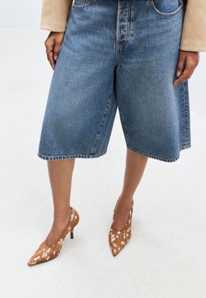 Next, Klassieke pumps - brown