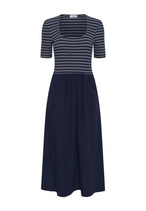Robe bleu marine avec un haut rayé, manches courtes, encolure carrée et une jupe fluide uni bleu marine. Le tissu semble doux et léger.