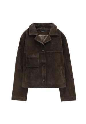 Brązowa kurtka ze skóry zamszowej z szerokim kołnierzem, trzema przednimi guzikami i jedną dużą kieszenią na piersi po lewej stronie, pokazana na płasko na białym tle.