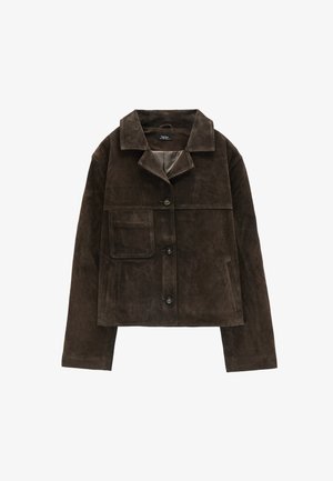 Brązowa kurtka ze skóry zamszowej z szerokim kołnierzem, trzema przednimi guzikami i jedną dużą kieszenią na piersi po lewej stronie, pokazana na płasko na białym tle.